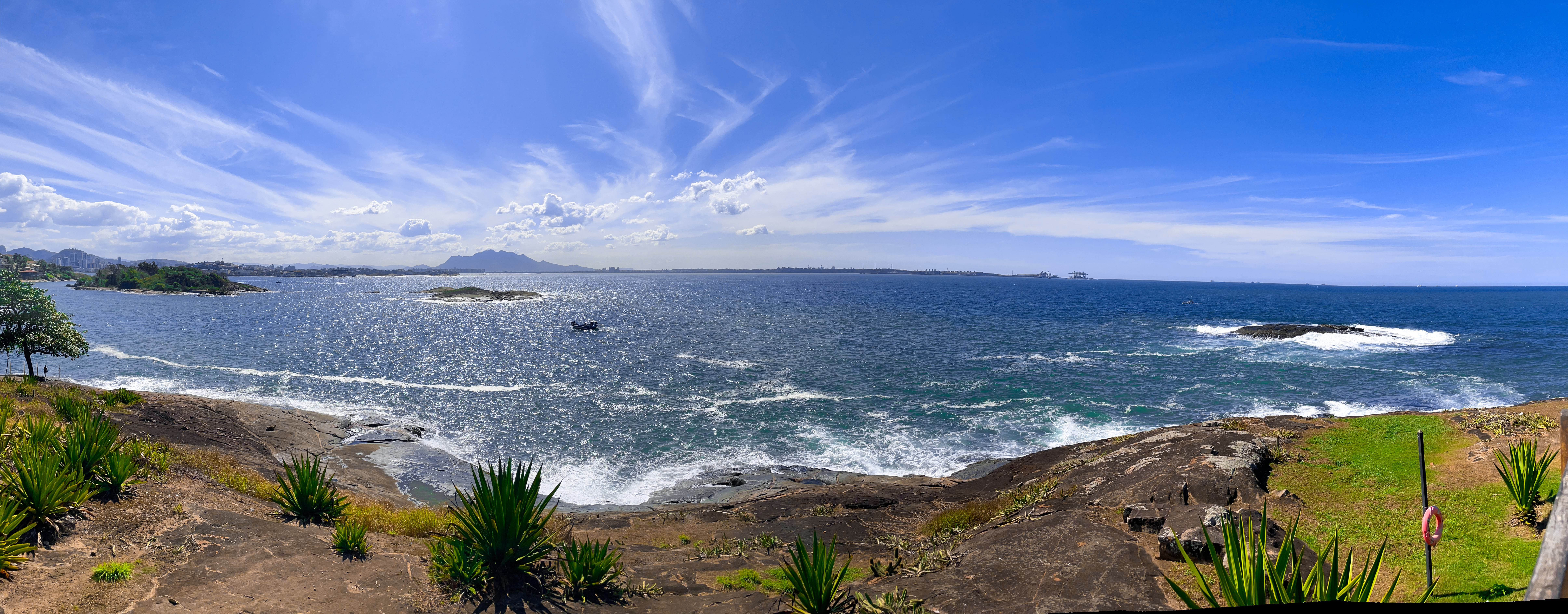 Foto panorâmica do mar/paisagem vistos do farol.