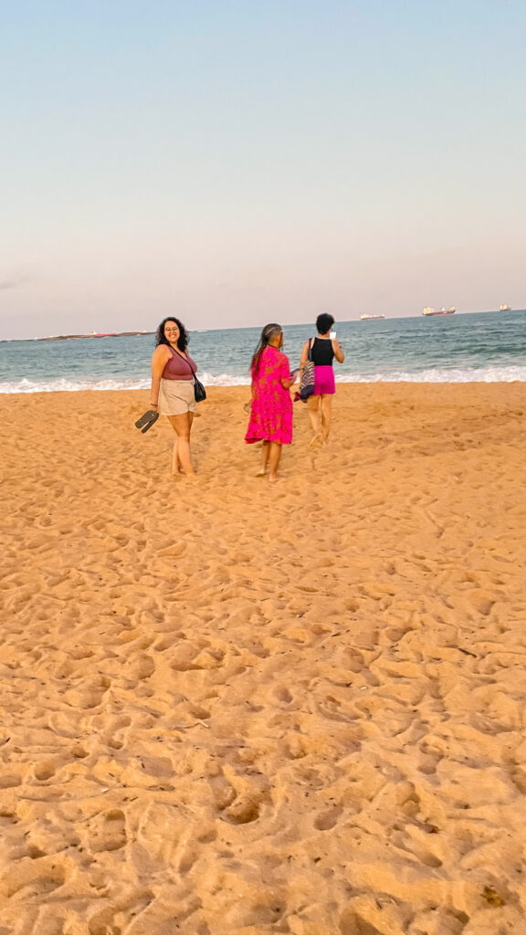 Yamana, Camila e Thaís andando na praia