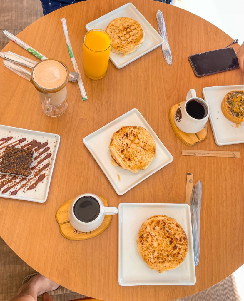 Foto de cima da mesa de café da manhã que tomamos