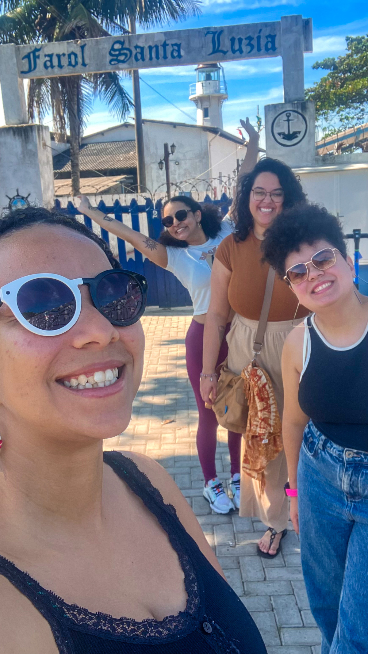 Eu e as meninas que viajaram comigo tirando uma selfie em frente ao Farol Santa Luzia