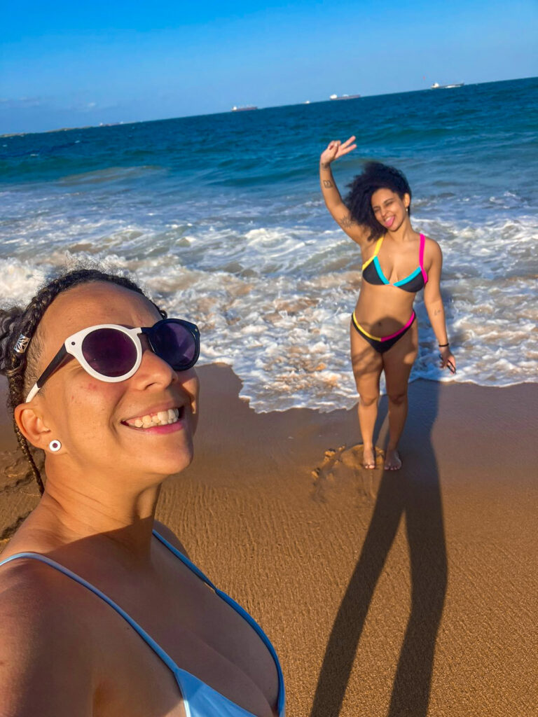 Eu e Camila na praia