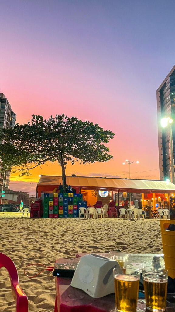 Horizonte, com céu alaranjado