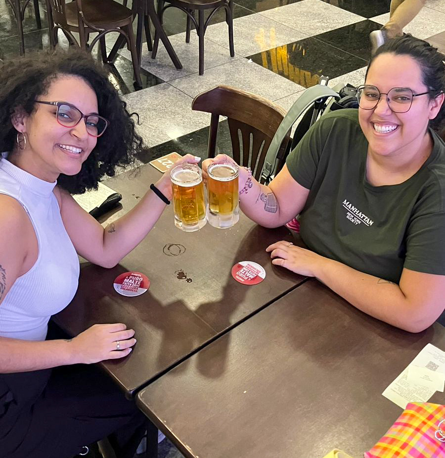 Eu e Yamana brindando com chopp no aeroporto.