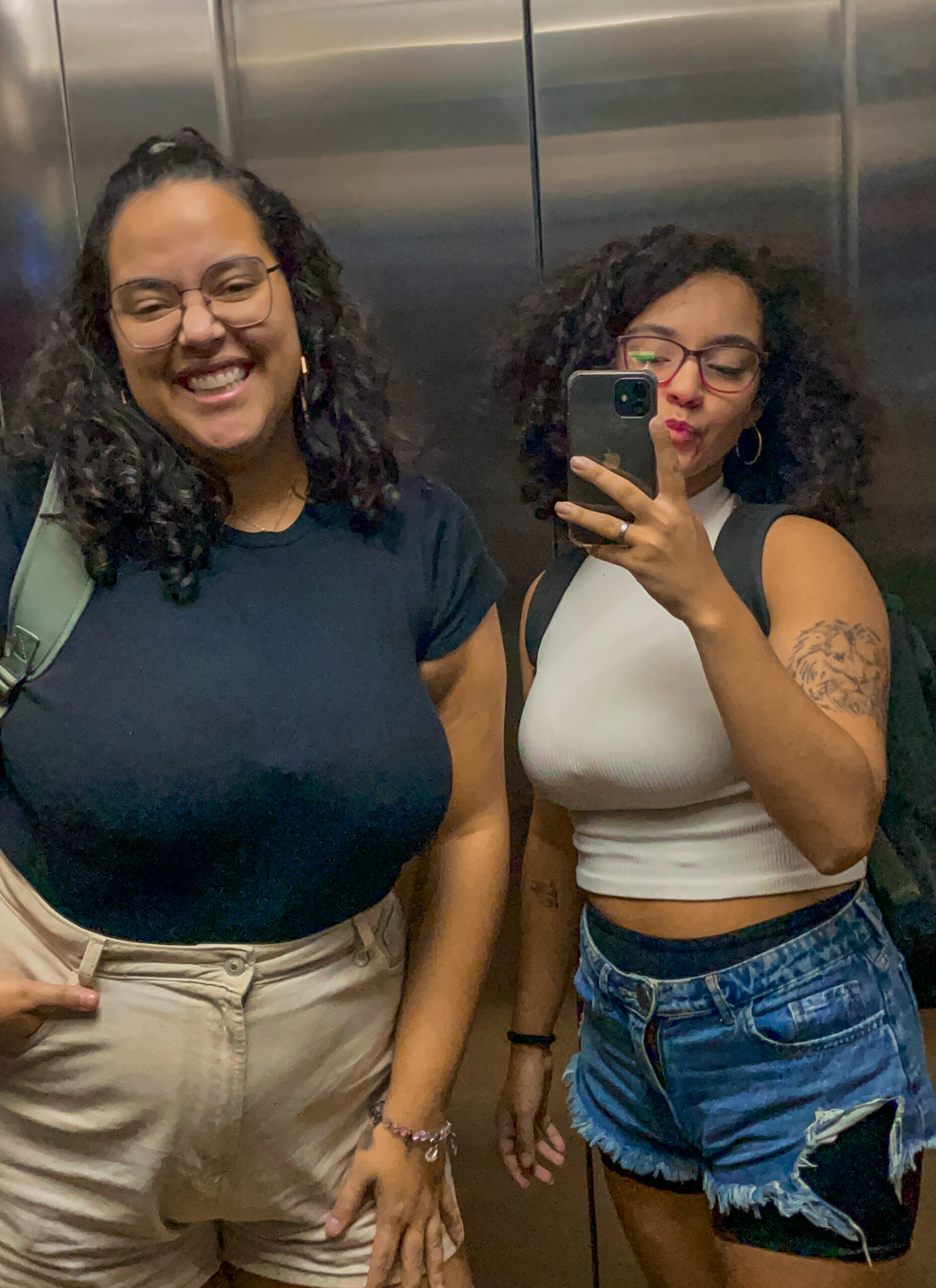 Eu e Yamana no elevador para chegar no Kiki Café, prontas para fazer nosso home office