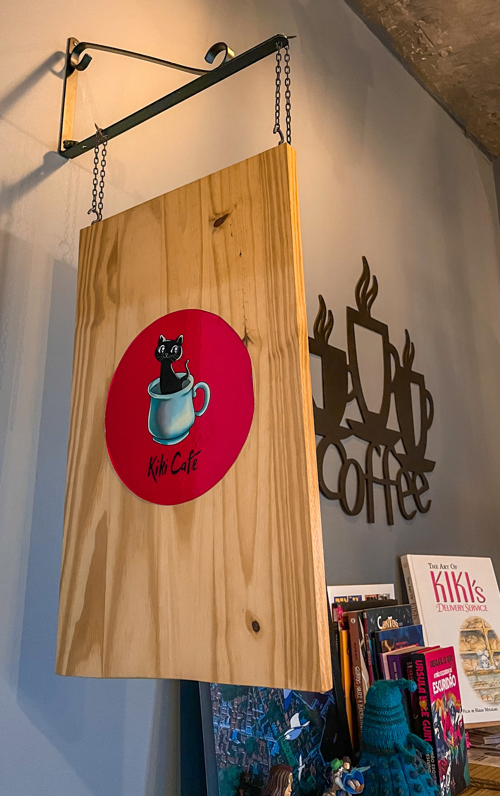 Placa de entrada do Kiki, café para home office em São Paulo