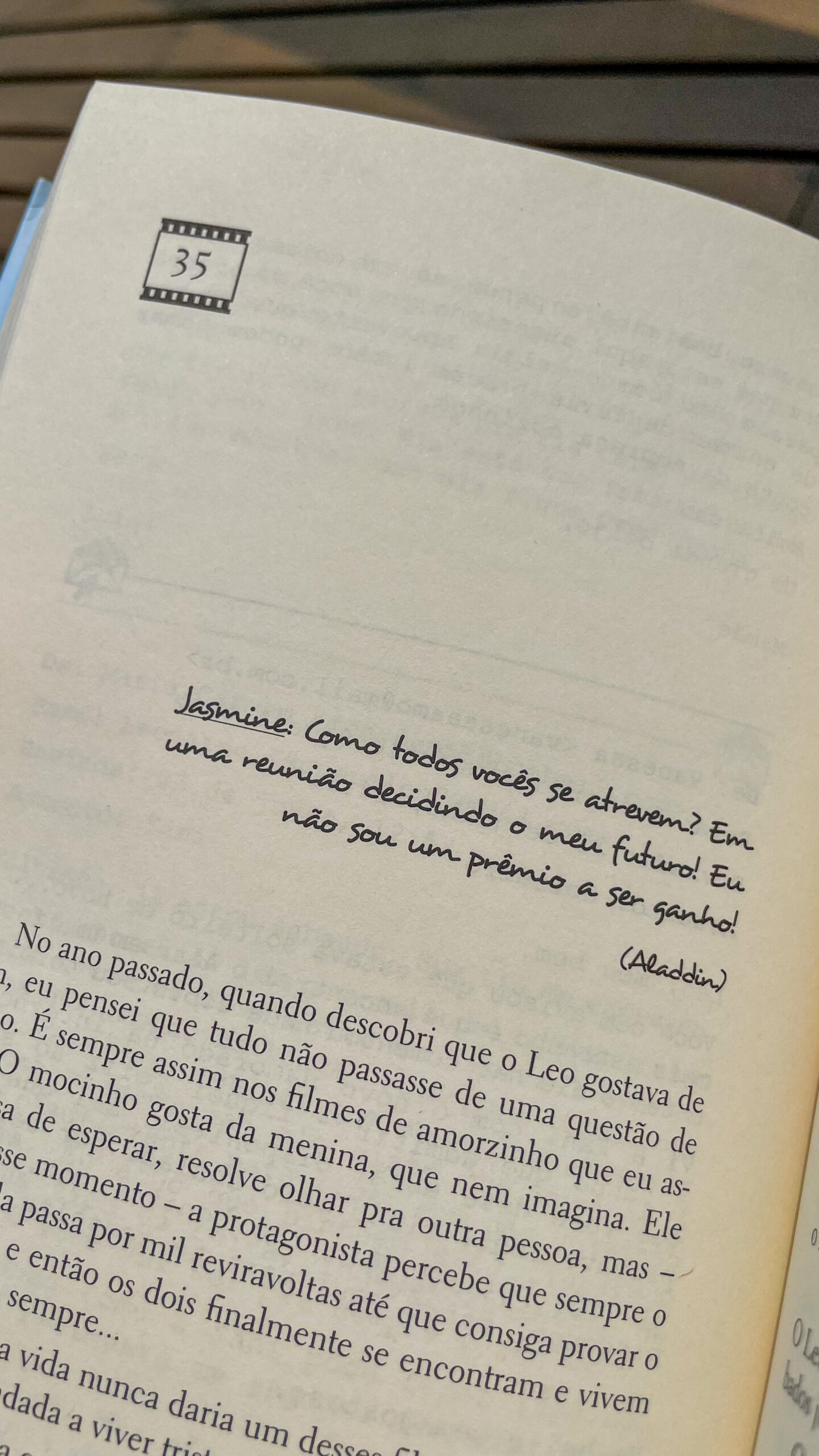 Foto do livro Fazendo meu filme 3 aberto, com a citação:
"Jasmine: Como todos vocês se atrevem? Em uma reunião decidindo o meu futuro! Eu não sou um prêmio a ser ganho!
(Aladdin)"