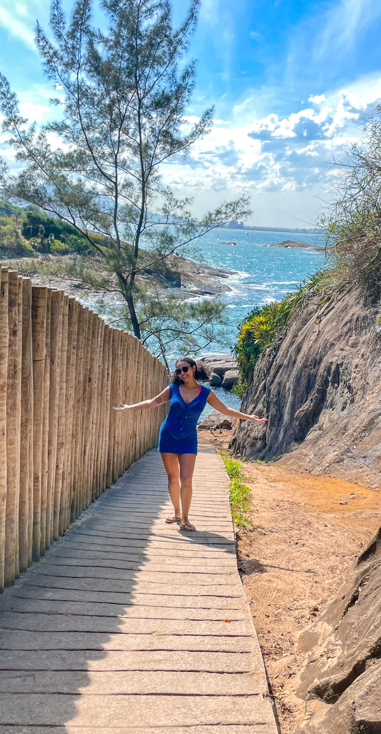 Descida que dá acesso à Praia Secreta, onde é possível ver o mar. Estou posando na foto, no meio da descida, com os braços abertos.