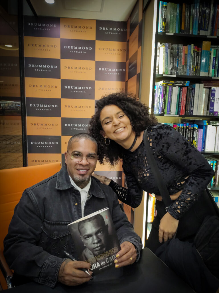 Eu e Rodriguinho sorrindo para a foto, no lançamento do livro