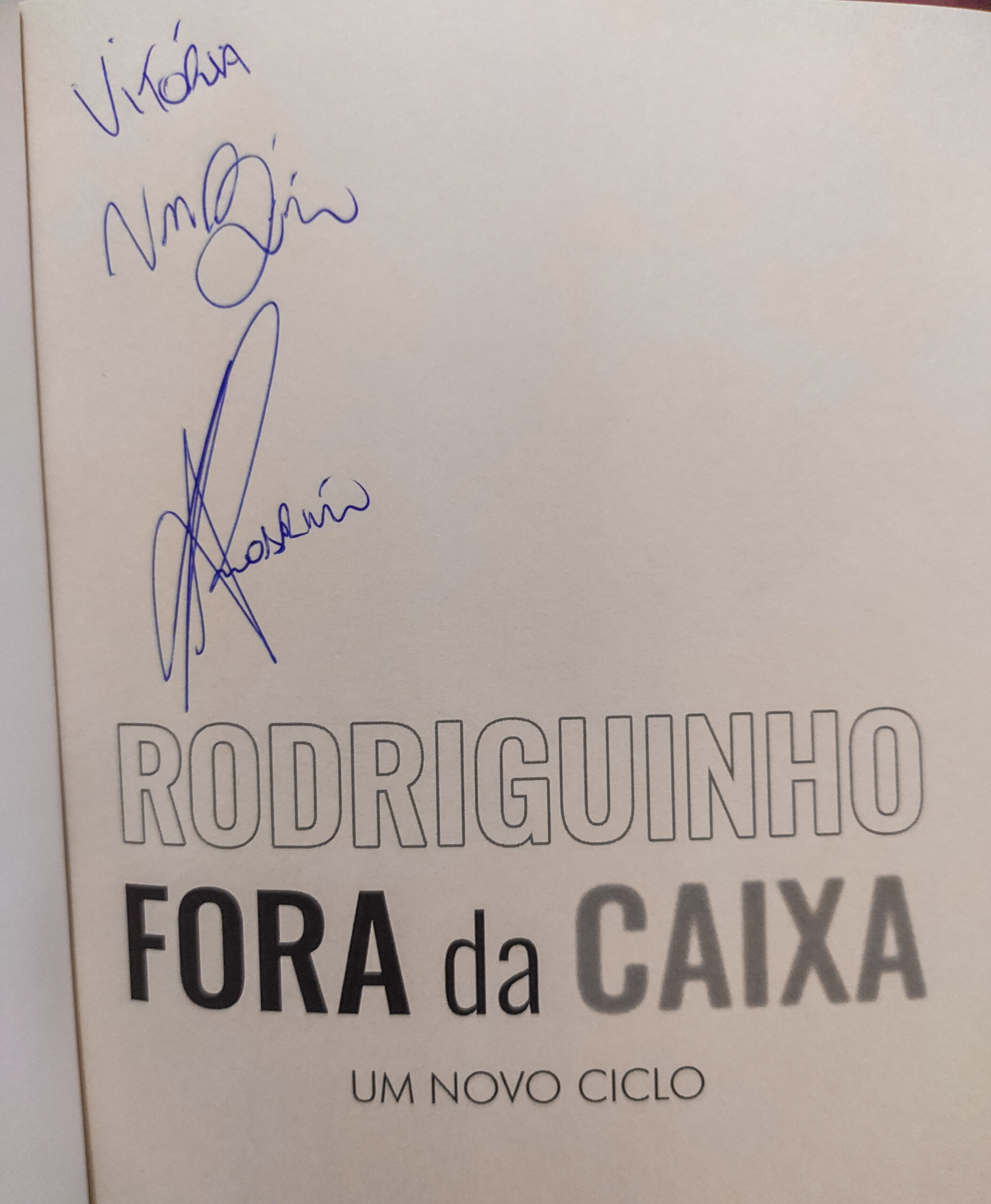 Foto do autógrafo que Rodriguinho deu no meu livro, escrito: "Vitória, um beijo. Rodriguinho"